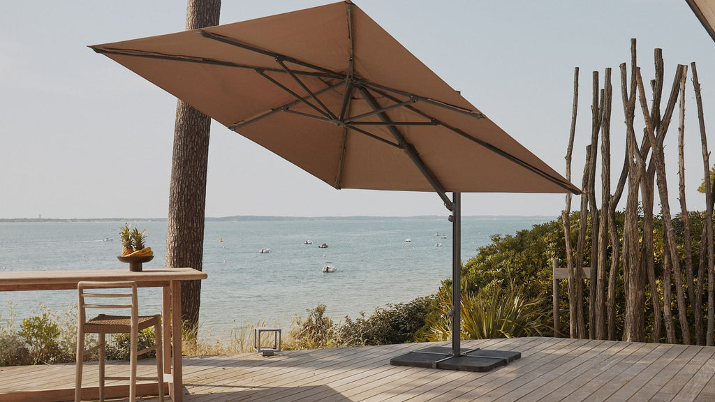 Un parasol carré sur une terrasse