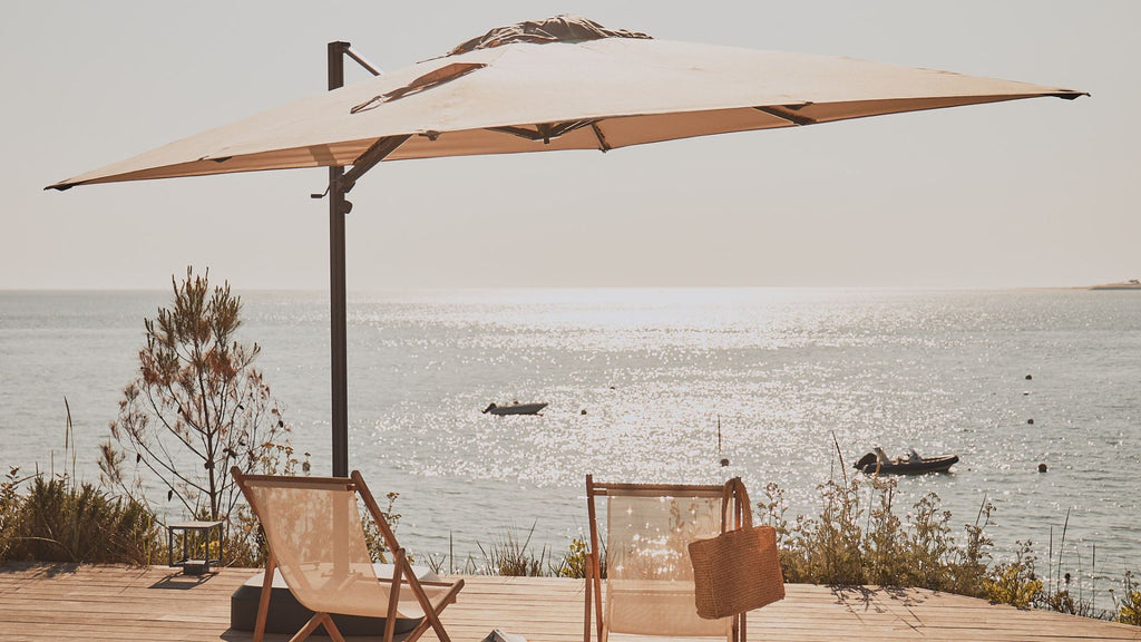 Un parasol sur un balcon donnant vue sur la mer