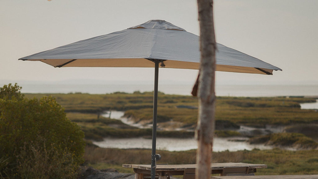 Un parasol droit dehors lors d'un temps venteux 