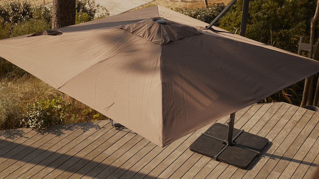 Un parasol déporté sur une terrasse