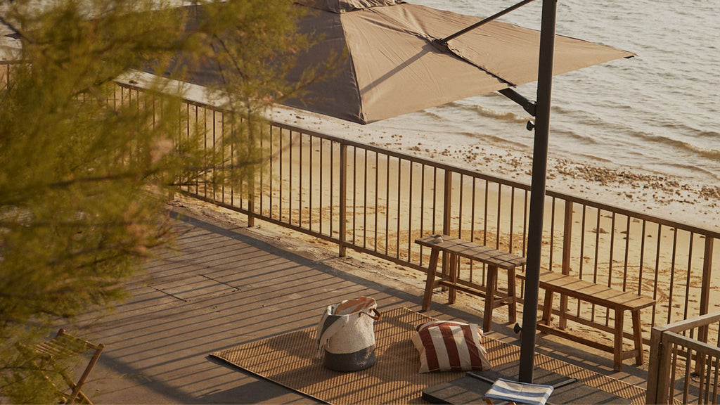 Un parasol déporté sur terrasse 