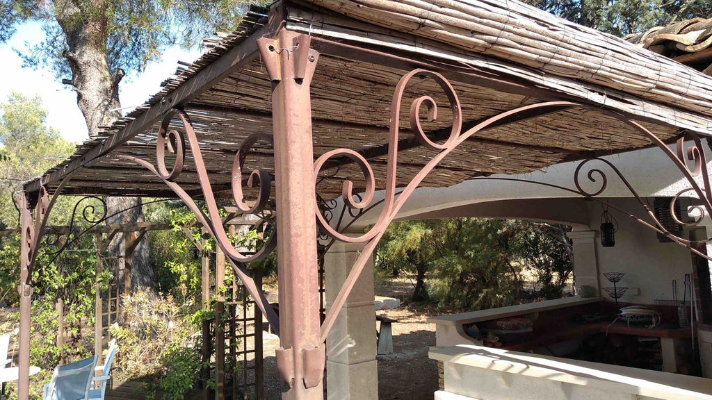 Une pergola sur une terrasse