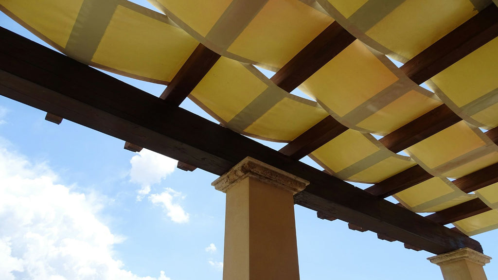 Une pergola sur une terrasse