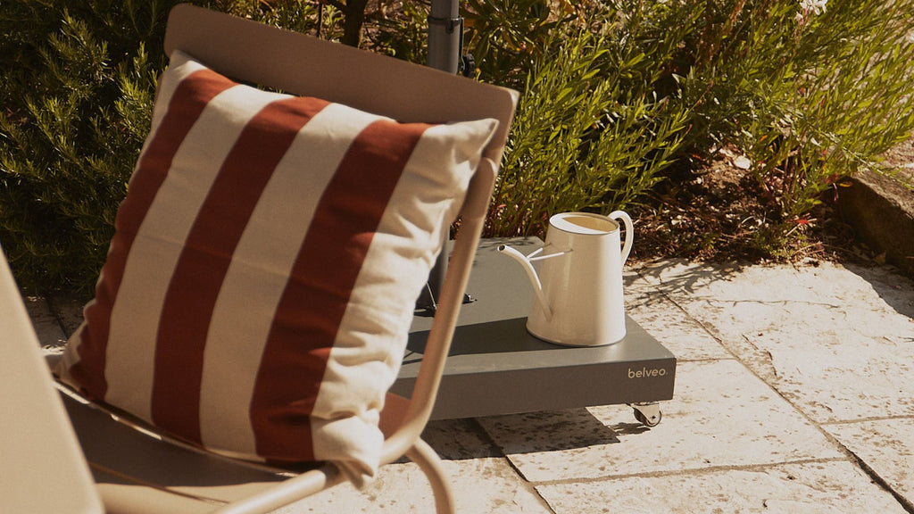 Un coussin posé sur une chaise de jardin