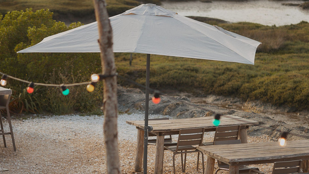 Un parasol dans un jardin