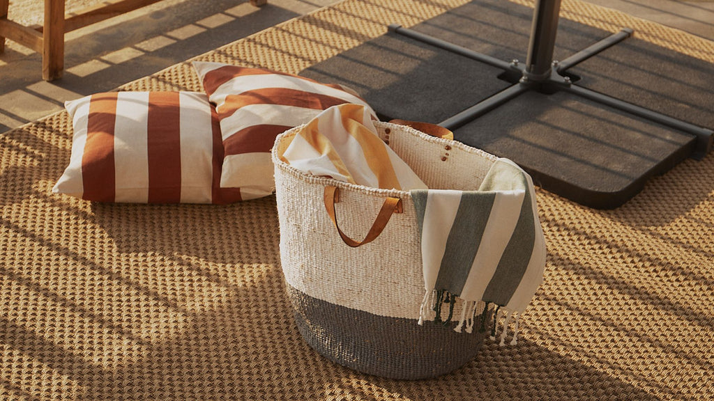 Un sac de plage sous un parasol