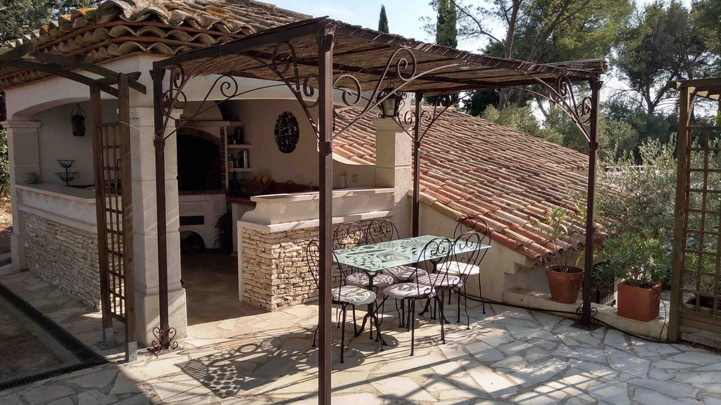 Une pergola en fer forgé dans une terrasse