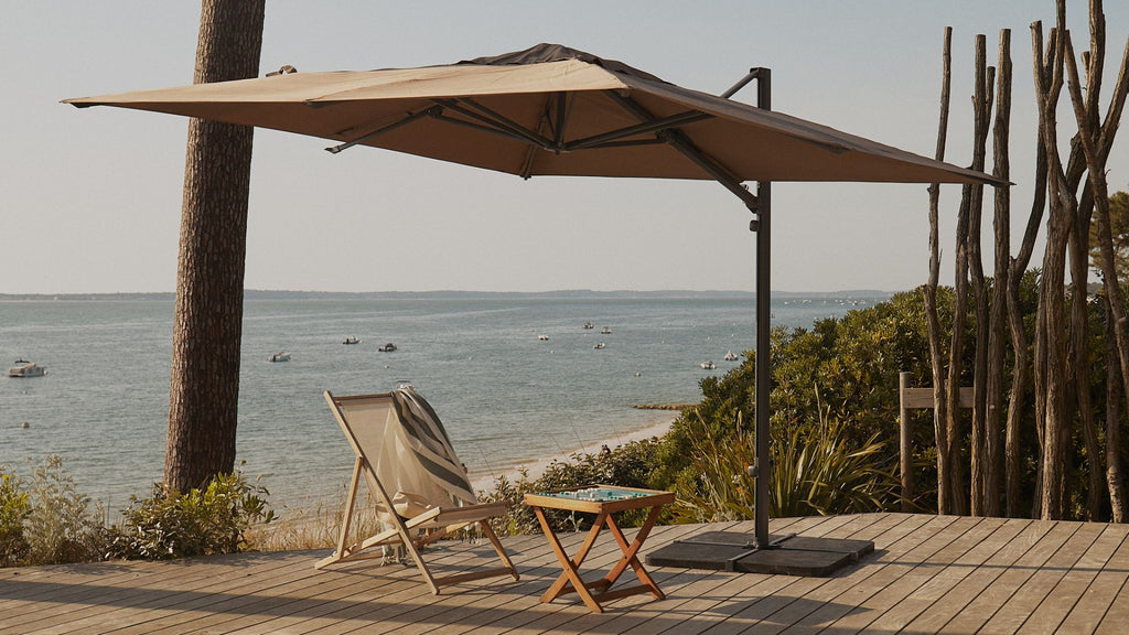 Un parasol déporté sur un jardin 