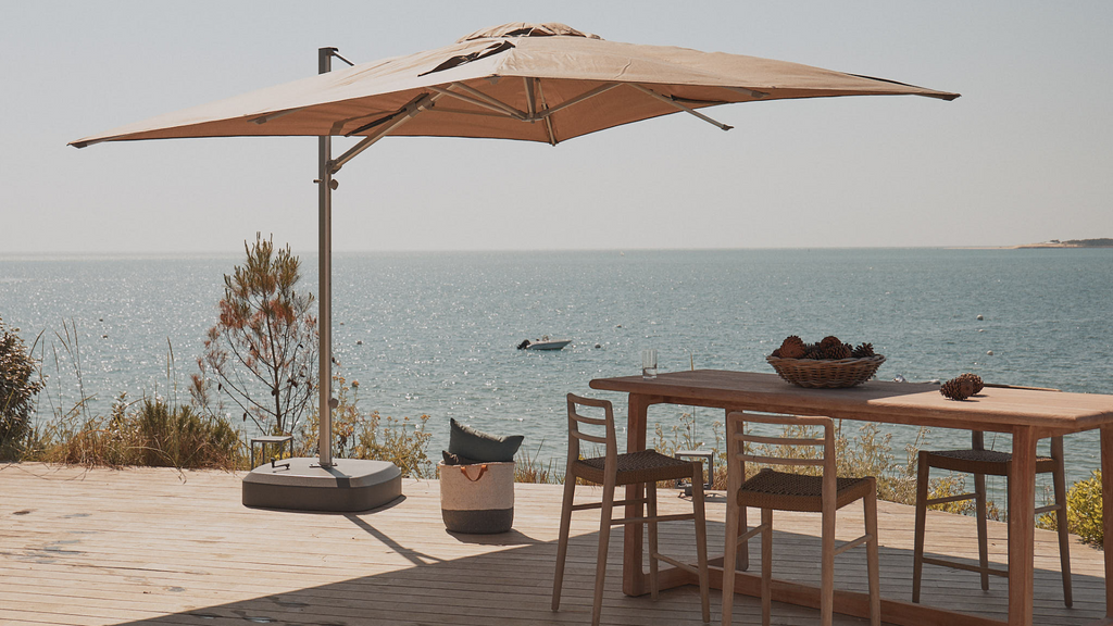 Une table de jardin sous un parasol